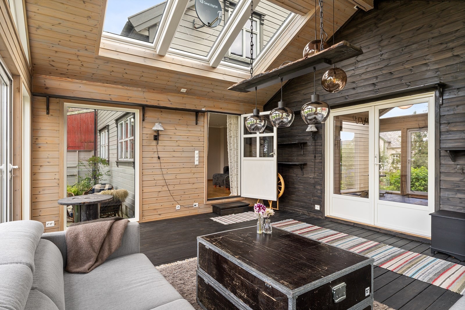 Vinterhage med tilkomst fra stuen, via balkongsdør mot garasje og gjennom foldedør til hagen. Galleribilde