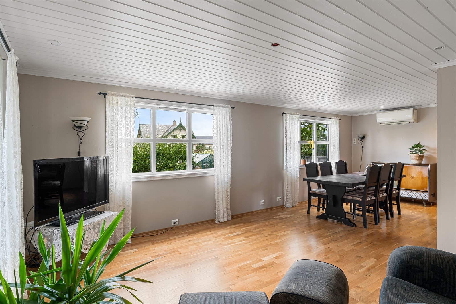 Stue og kjøkken i åpen løsning. Galleribilde