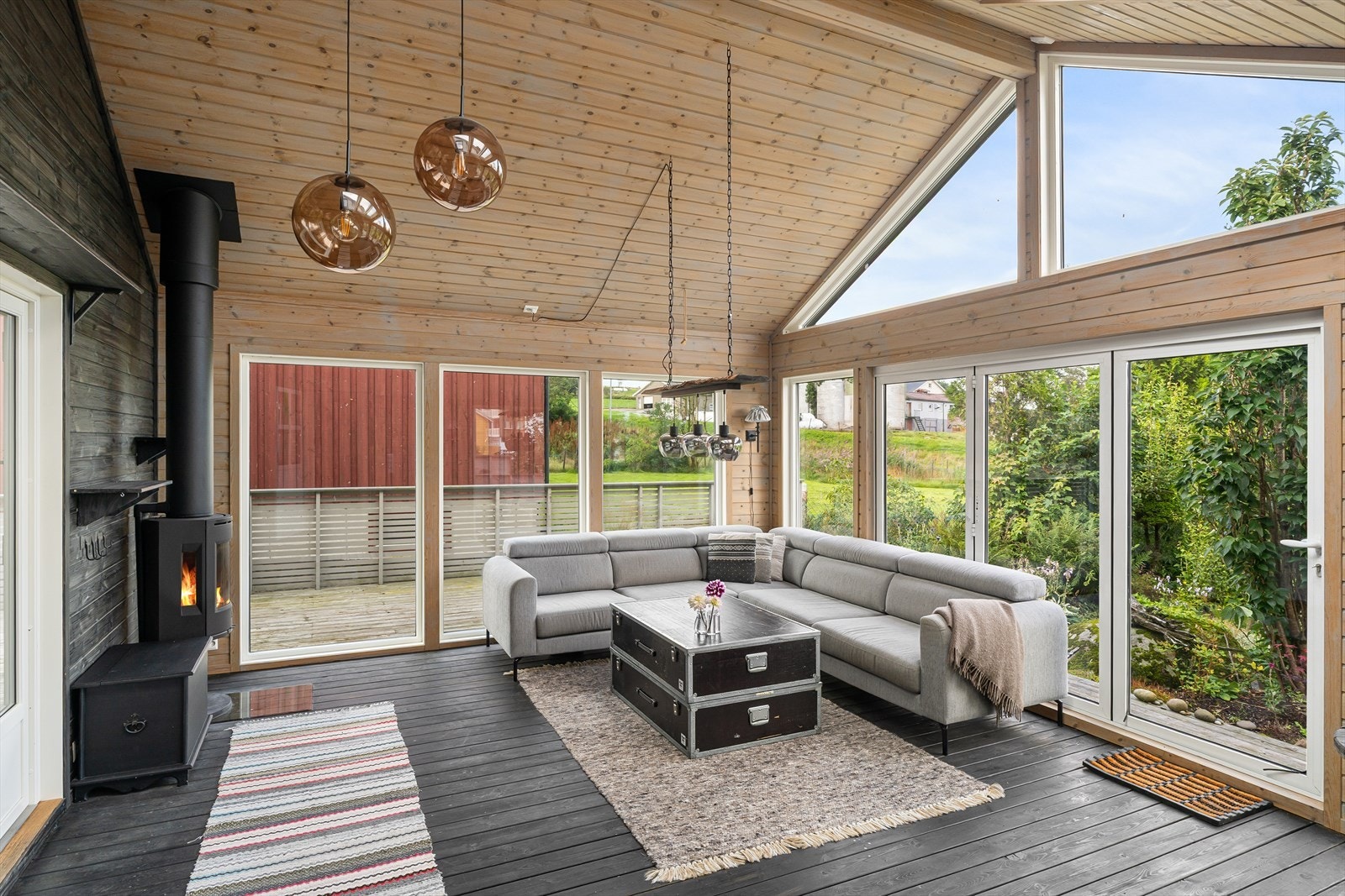 Vinterhage på 25 m² fra 2016 med stue vindusflater, peis, foldedør mot hagen og god takhøyde. (Ikke byggegodkjent. Se salgsoppgave for mer informasjon) Galleribilde