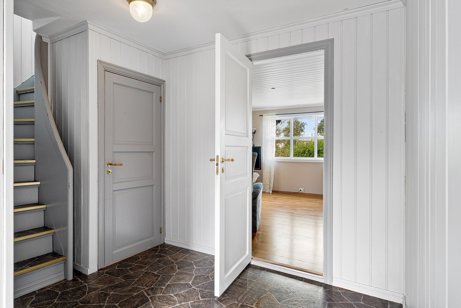 Trapp ned til kjelleren. Kjeller består i hovedsak av uinnredede rom, og har for lav takhøyde til å være målbart areal. Galleribilde