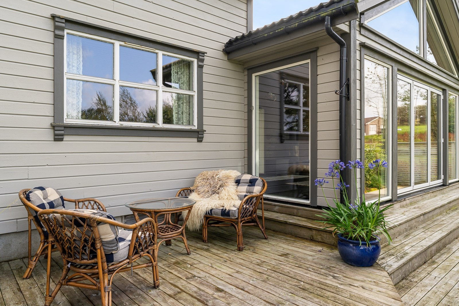 Det er flere uteområder på eiendommen. Galleribilde