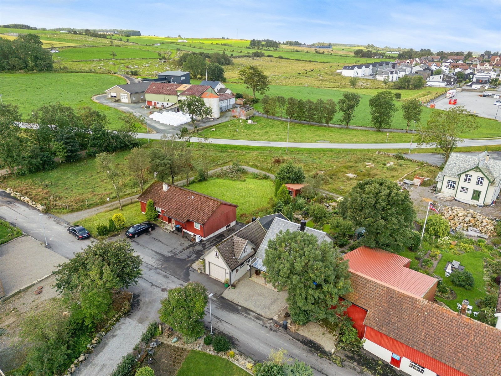 I Smedavegen 3 får du en fin beliggenhet uten gjennomgangstrafikk. Boligen ligger i et etablert boligfelt midt i Undheim sentrum. Galleribilde