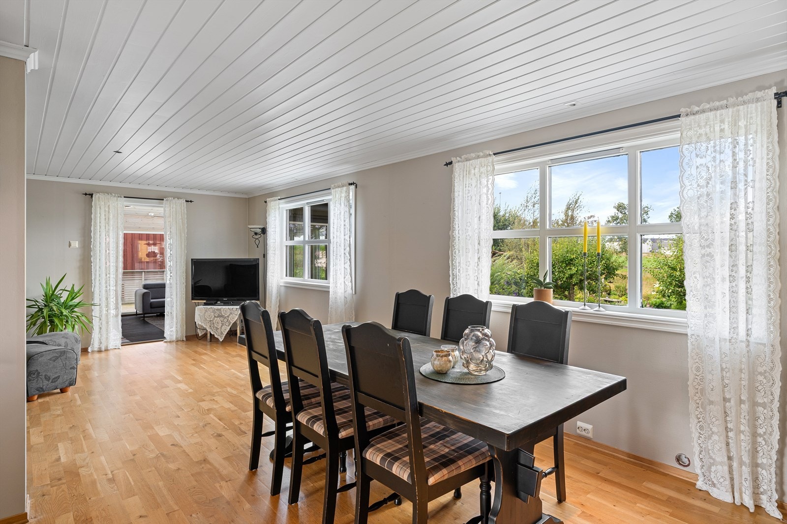 God plass til et stort spisebord. Galleribilde