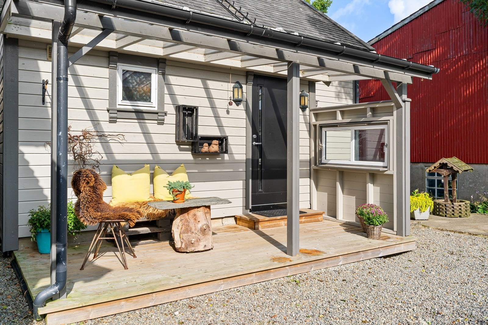 Inngangsparti med overbygg. Galleribilde