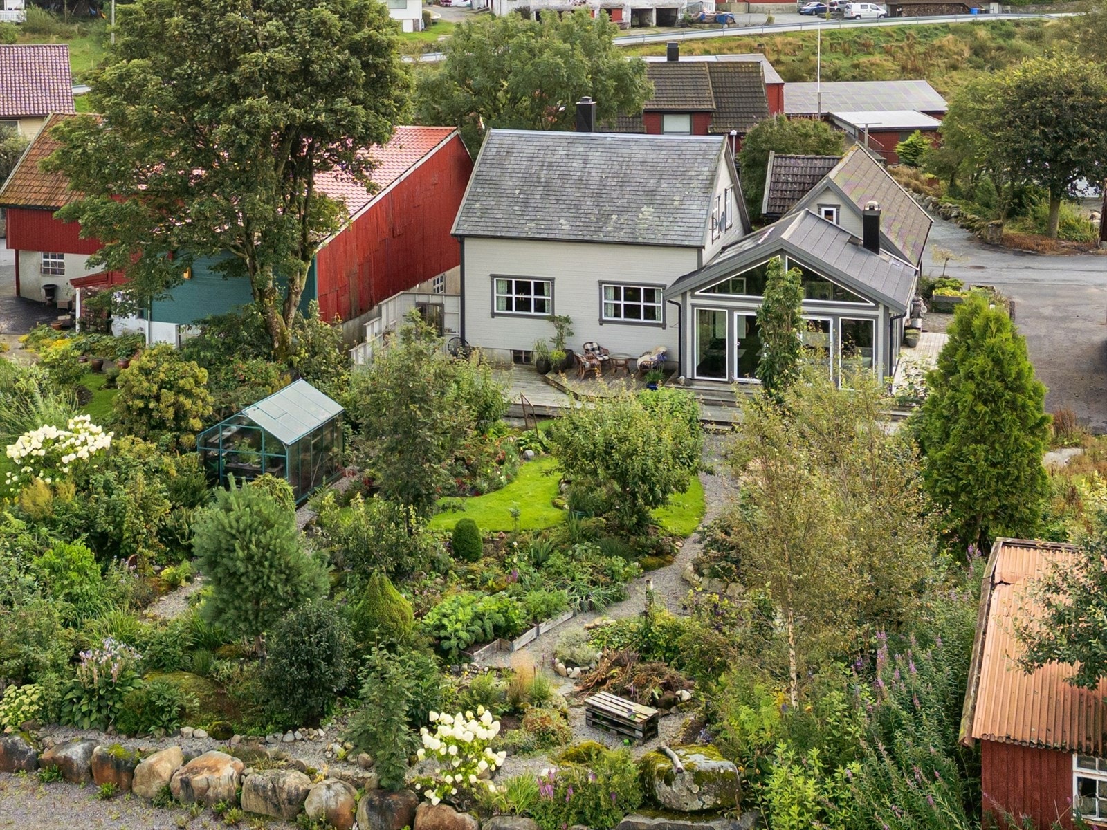 Hus og hage. Galleribilde