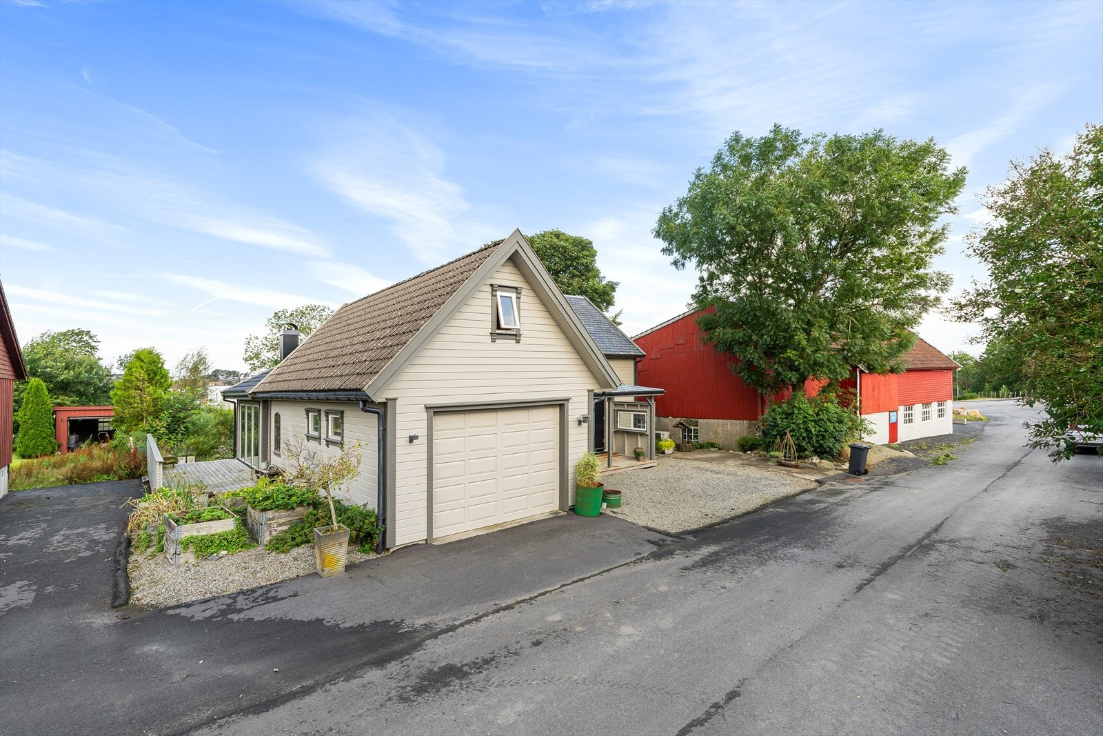 Garasje fra 1999. God plass til en bil og ekstra lagring på hovedplan. 2. etasje med god takhøyde og med flere muligheter. Galleribilde