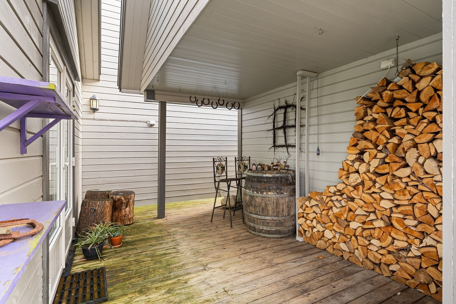 Godt overbygg bak garasje for lagring av for eksempel ved. Galleribilde