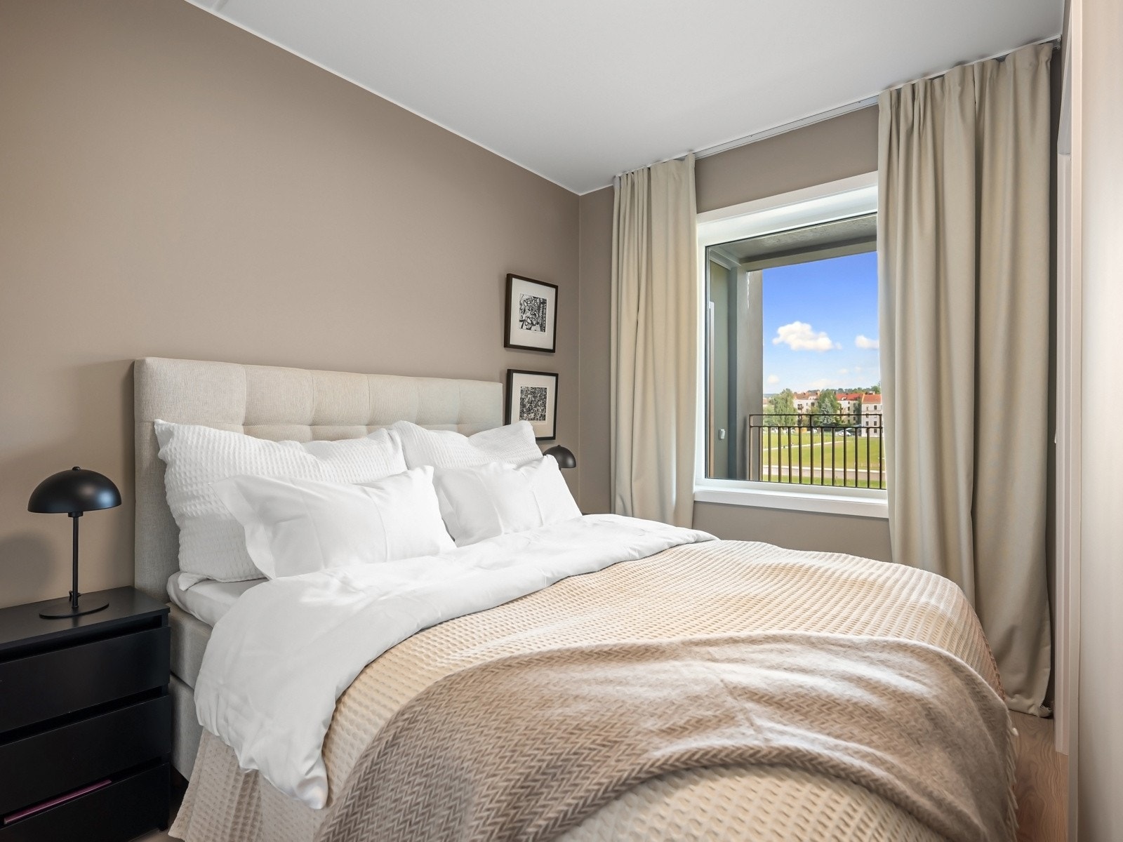 Hovedsoverommet er lyst og romslig, med god plass til dobbeltseng, nattbord og eventuelt garderobeskap. Galleribilde