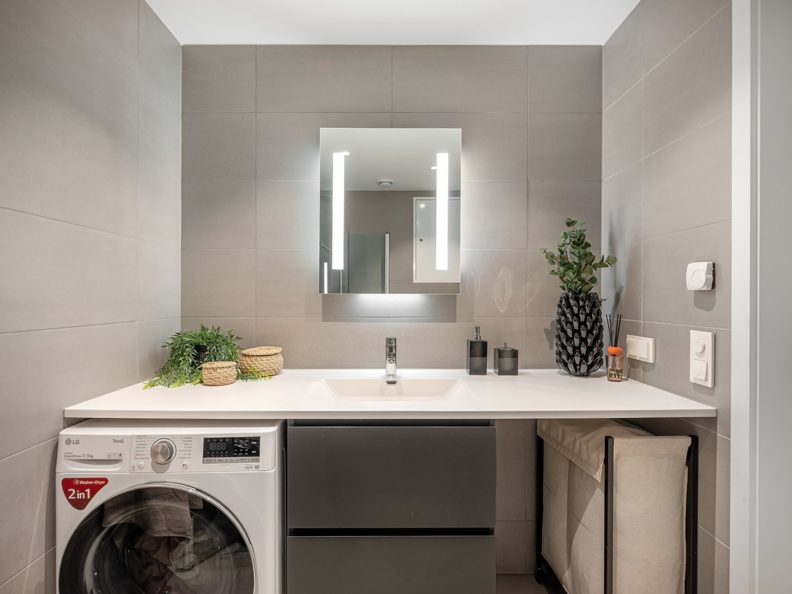 Rommet er utstyrt med dusjsone med glassdører, servantinnredning og opplegg for vaskemaskin. Vannbåren gulvvarme gir god komfort. Galleribilde