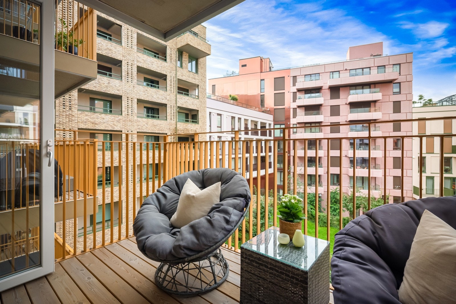 Vinduer og balkongdør med 3-lags glass fra 2022. Fischer Screen Solavskjerming på alle vestvendte vinduer. Galleribilde