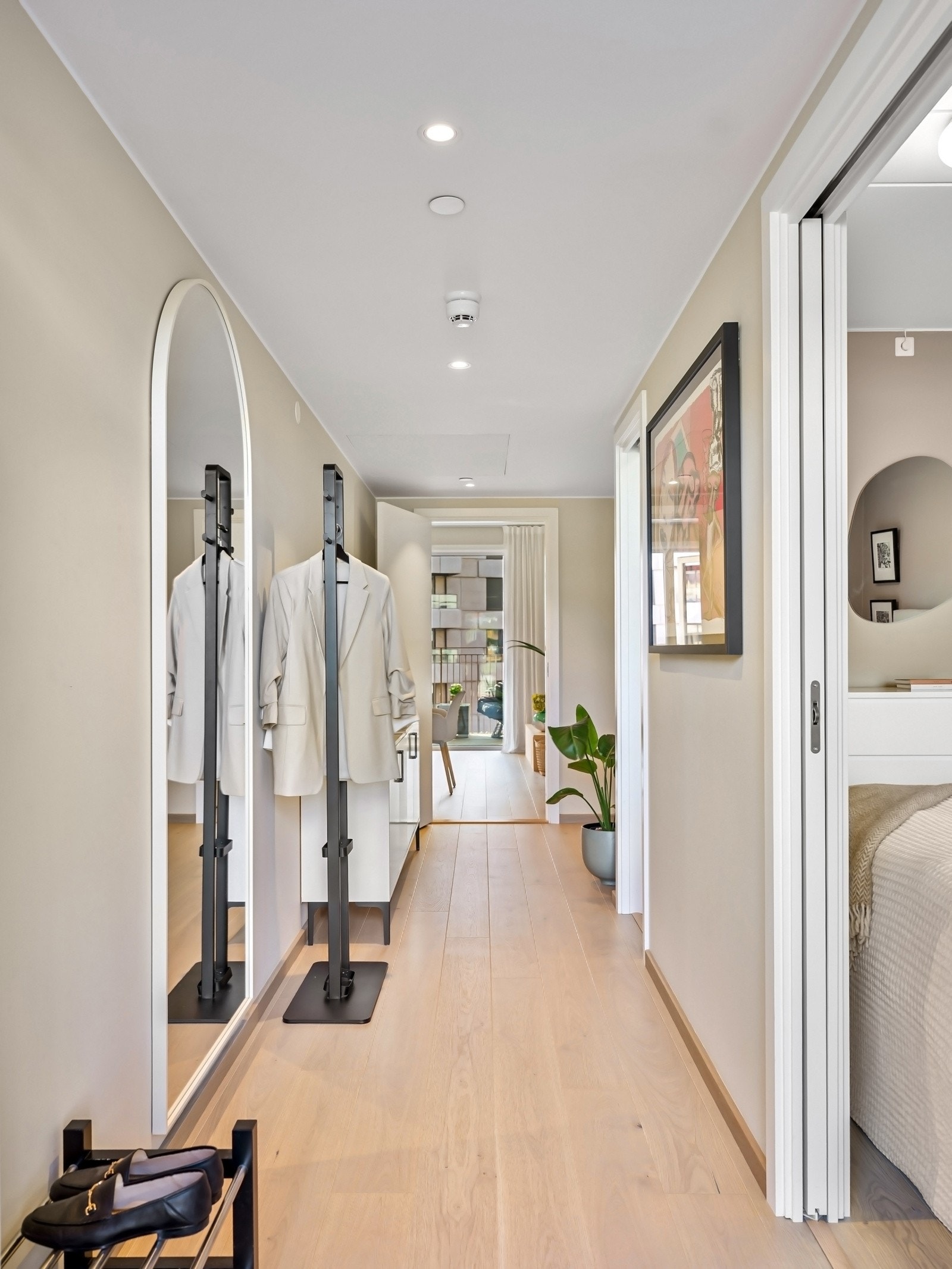 Entréen er romslig og gir gode muligheter for oppbevaring. Her kan det enkelt settes inn garderobeskap, skoskap eller knaggrekke etter behov. Galleribilde