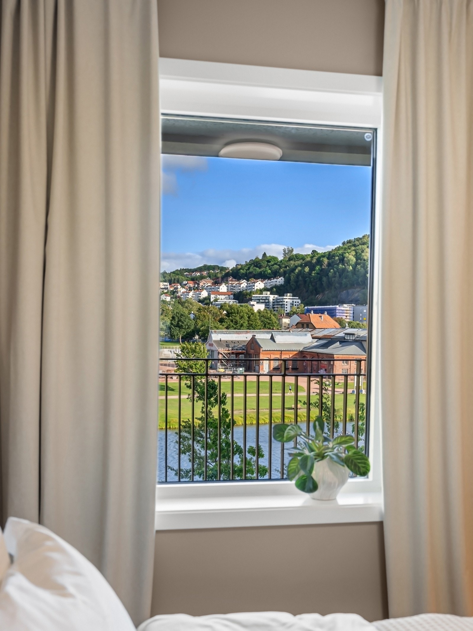 De store vindusflatene gir fint lysinnslipp og flott utsyn. Galleribilde