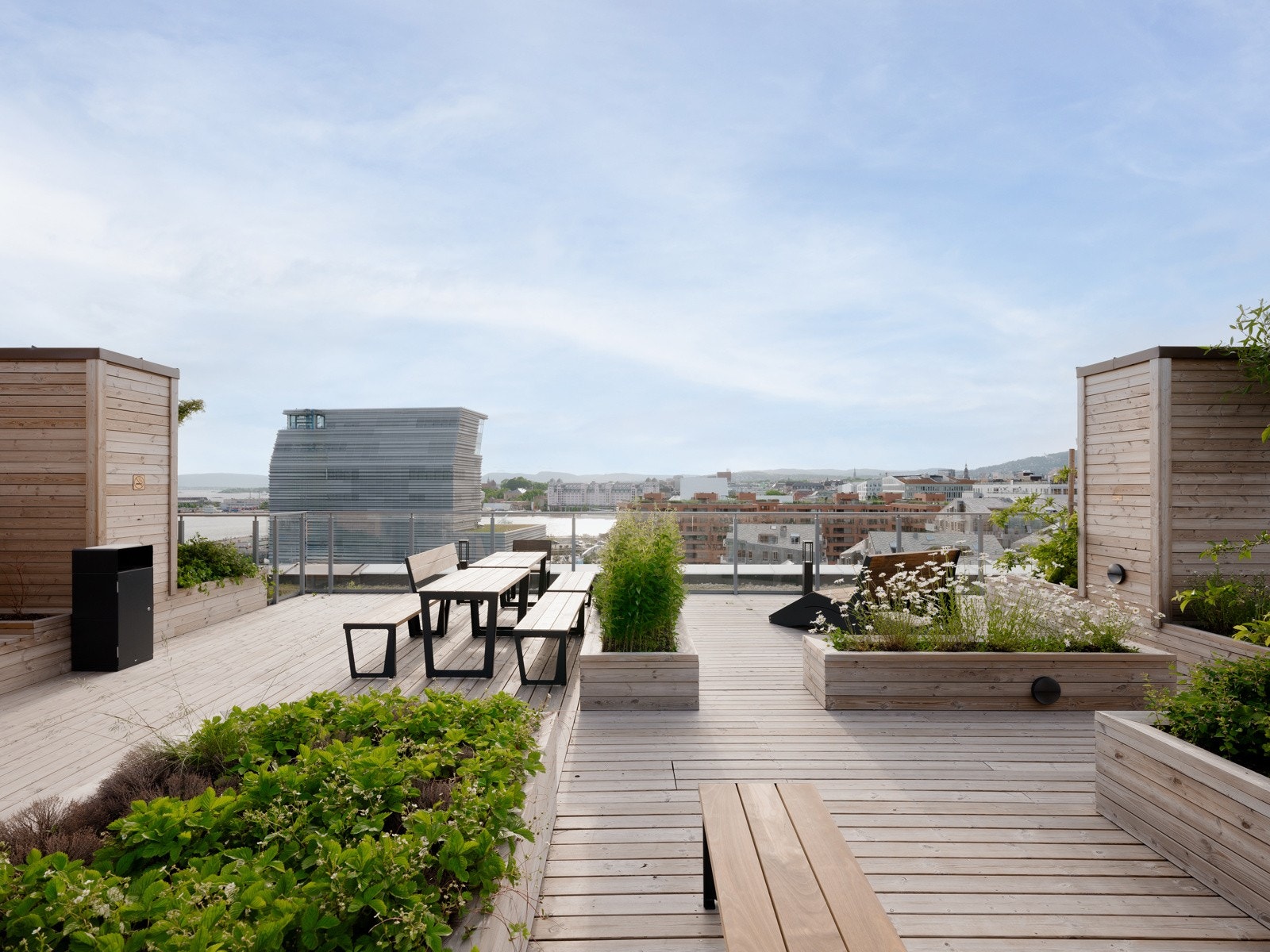 På taket finner du en flott takterrasse med utsikt mot Munch, Operaen og Oslofjorden, samt et drivhus med muligheter for egen dyrking. Galleribilde