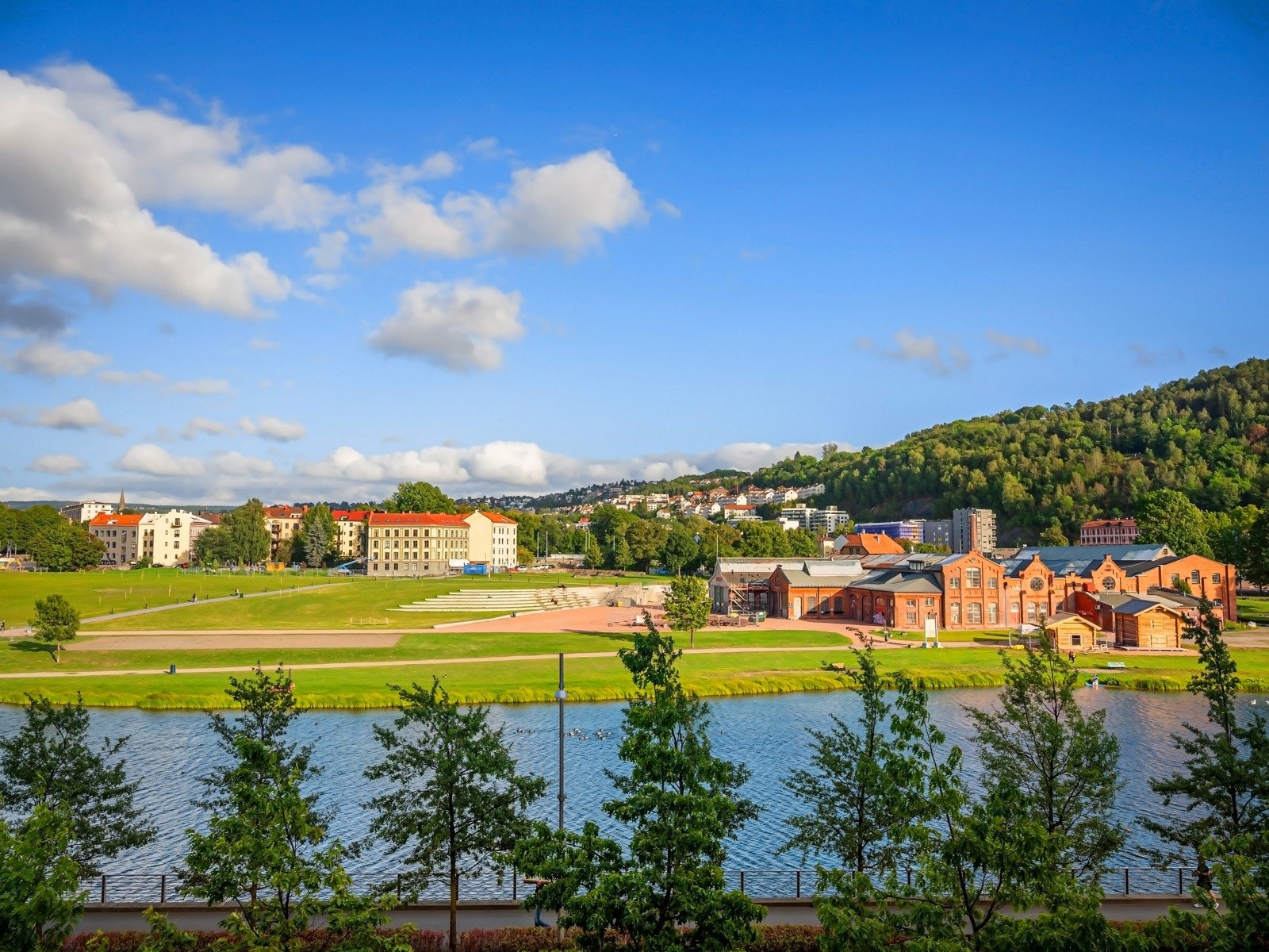 Fra rommet er det utsikt mot "Tenerife", vannspeilet i Middelalderparken. Galleribilde