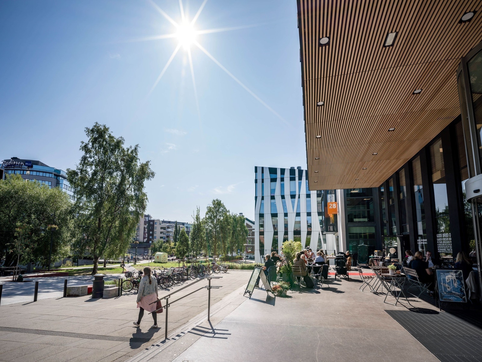 Bygget ligger meget sentralt på Gullhaug Torg, med umiddelbar nærhet til T-bane, butikker og restauranter.
foto @knutneerland / @magentfotografer Galleribilde