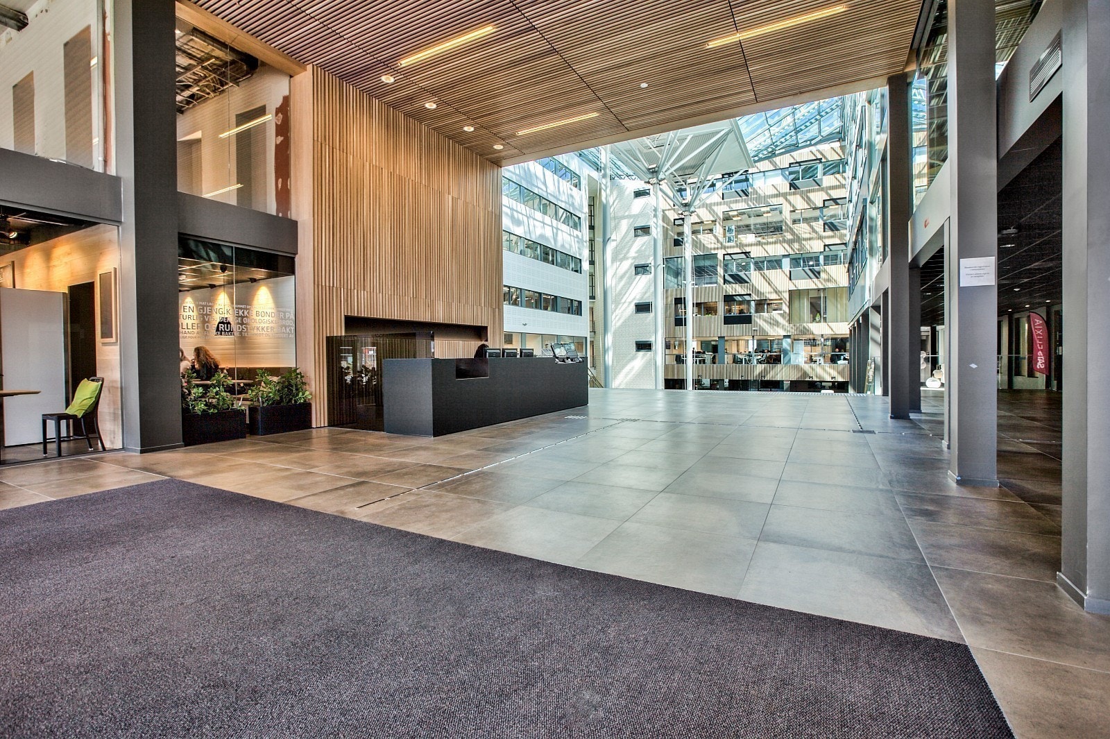 Meget representativt inngangsparti med betjent felles resepsjon. Galleribilde