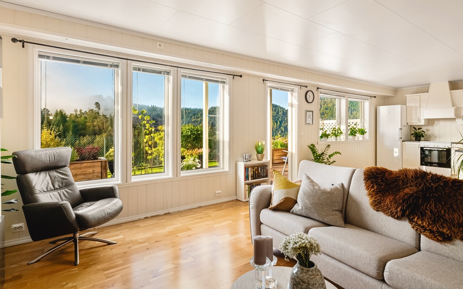 En åpen og romslig stue-/kjøkkenløsning med store vindusflater som slipper inn mye herlig sollys og med utgang til den store markterrassen på om lag 30 kvm. Galleribilde