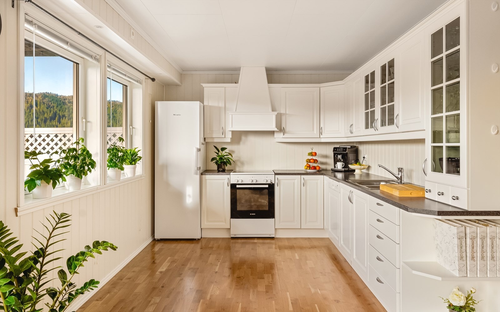 Kjøkkenet måler 10,1 kvm og er av god størrelse. Her har du plass til å innrede med spisegruppe om ønskelig. Alle hvitevarer på kjøkken medfølger. Kjøleskap er av nyere modell opplyser selger. Galleribilde