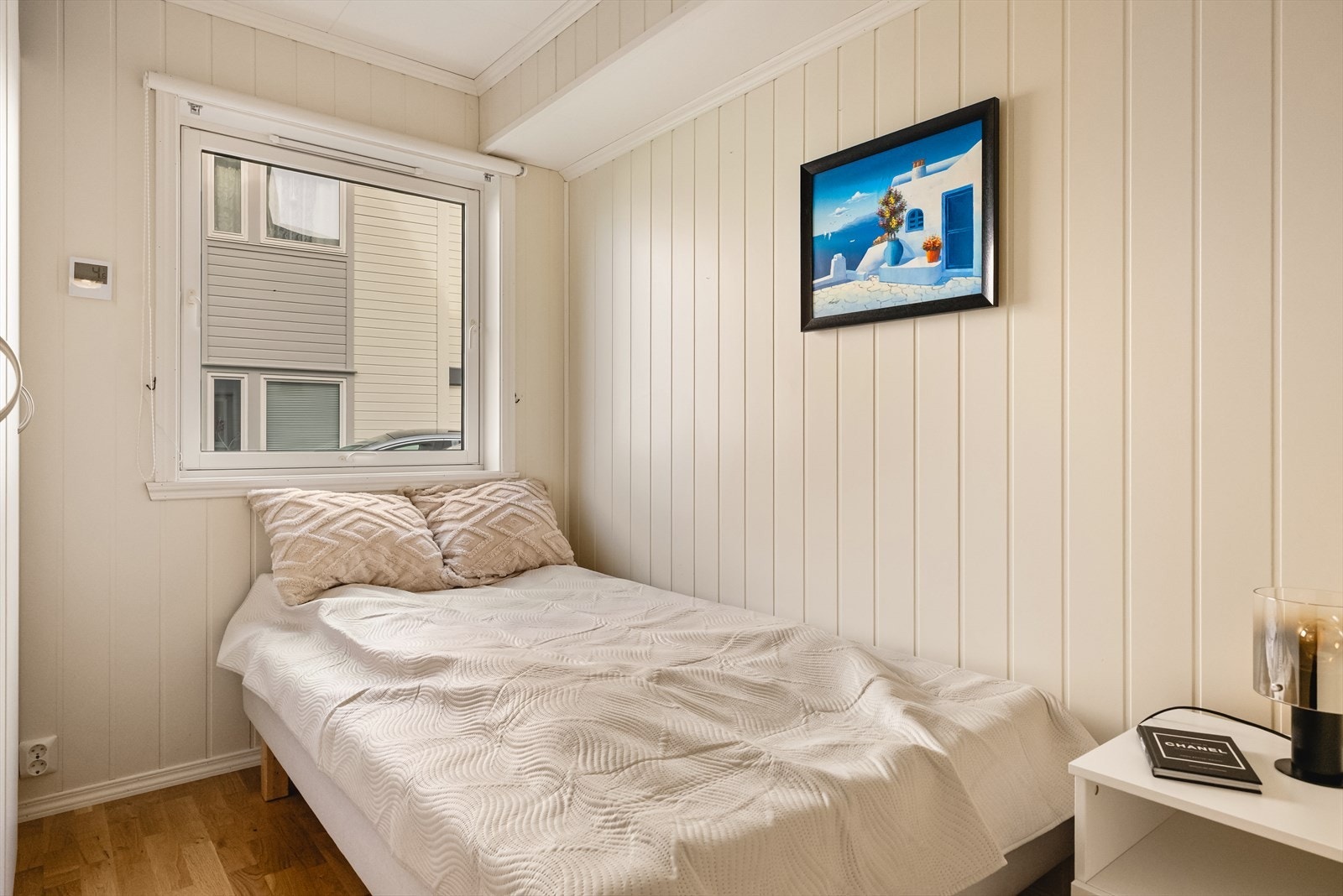 Soverom 1: 7 kvm med god plass til seng, garderobeskap og nattbord. Galleribilde