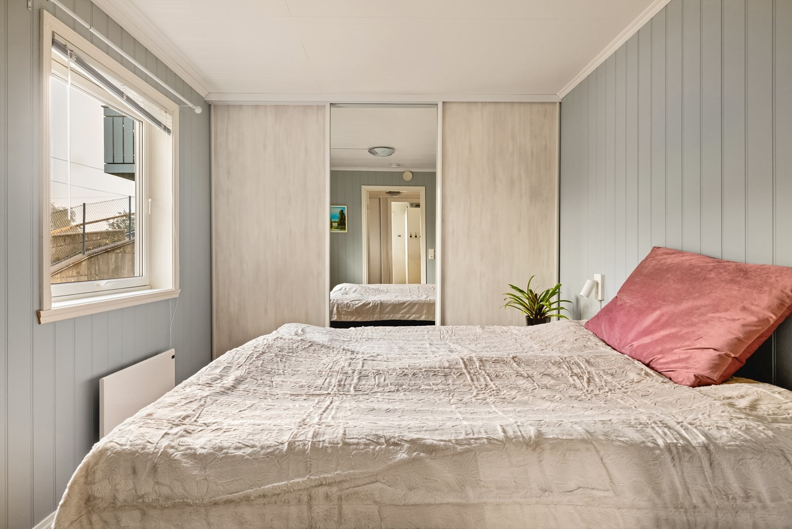 Soverom 2: 10,6 kvm med god plass til seng og nattbord. Integrert garderobeskap. Galleribilde