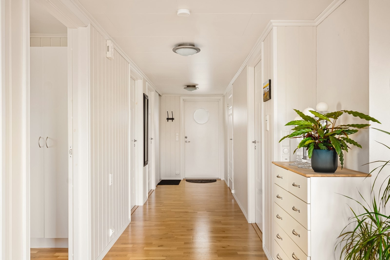 Gangen er romslig og lys. Galleribilde