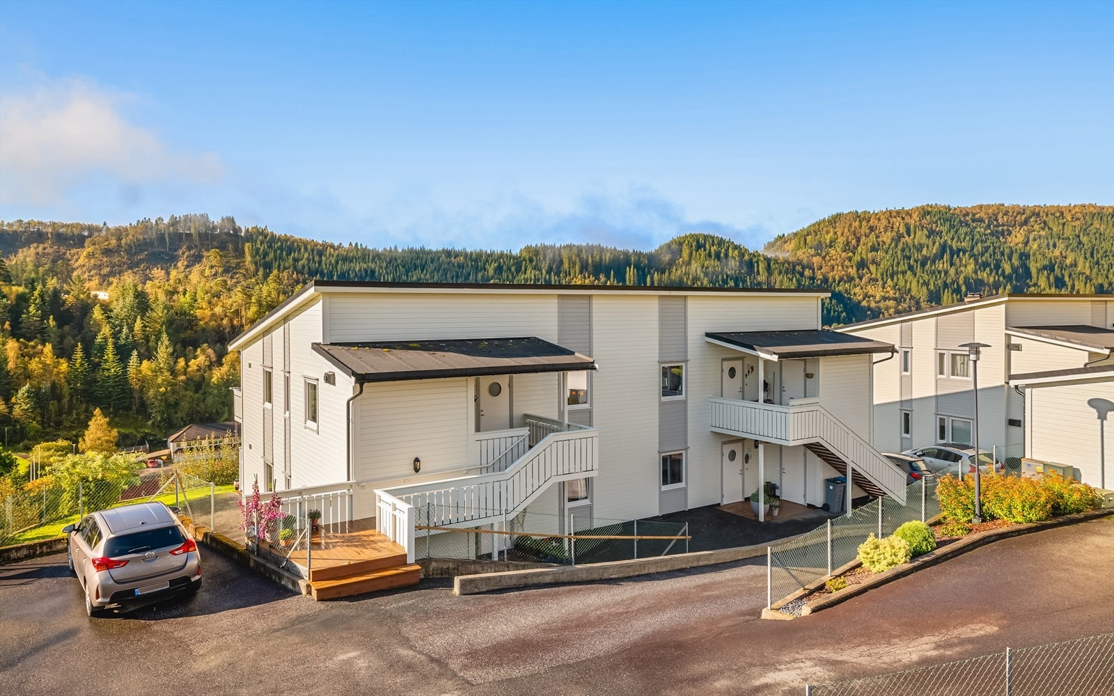 Tomten har to bygg med leiligheter: en 4-mannsbolig og en 6-mannsbolig. Leiligheten er beliggende i 4-mannsboligen med trappefri adkomst. Galleribilde