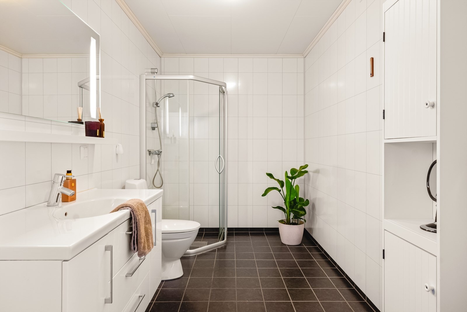 Badet er velholdt og romslig med varme i gulv. Badet måler 7,4 kvm. Galleribilde