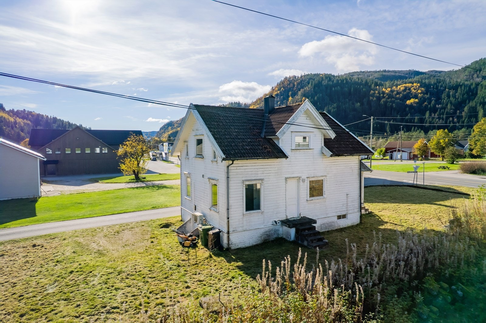 Flat eiertomt på ca. 700 kvm. Trapp og dør på bakside er ikke i bruk. Galleribilde