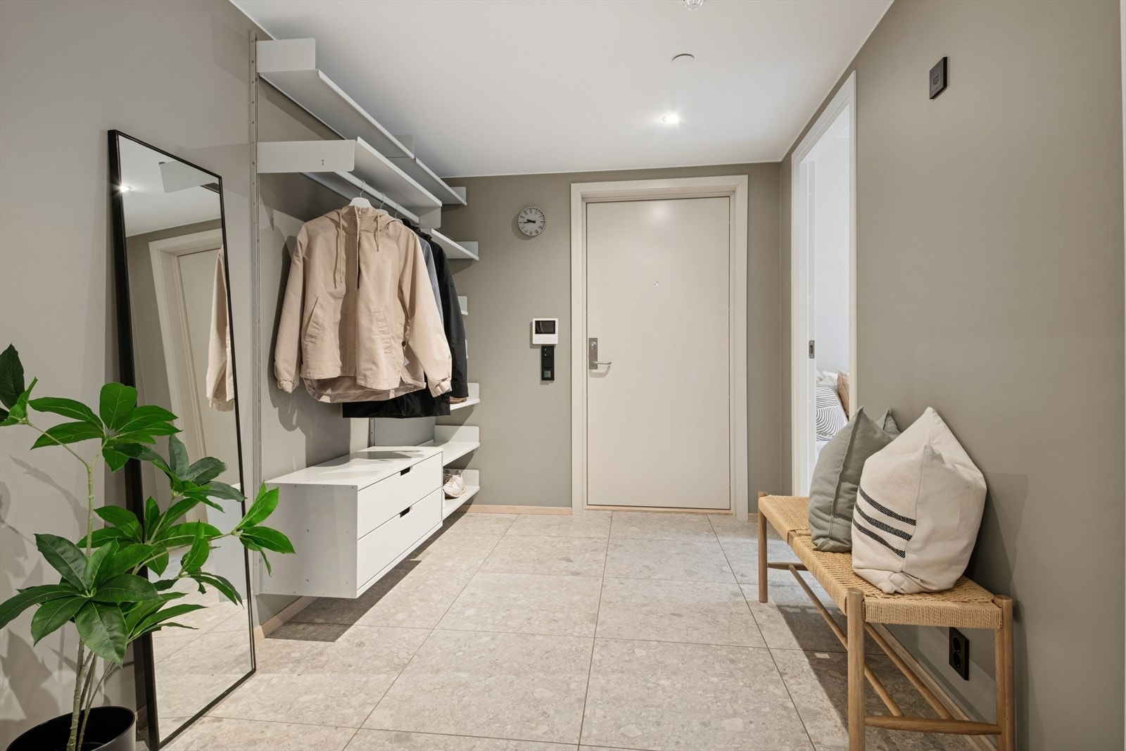 Varme i gulvene. Dørtelefon med portåpner. Galleribilde