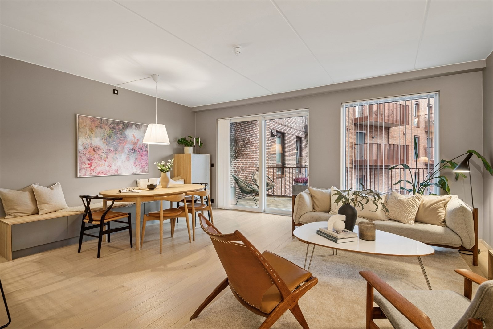 Flott stue med en-stavs parkett, og god plass til spisestue og sofa. Galleribilde