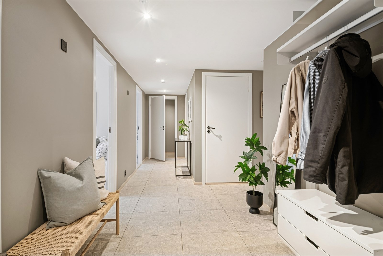 Meget romslig entré/hall som gir et veldig godt førsteinntrykk av boligen. Galleribilde