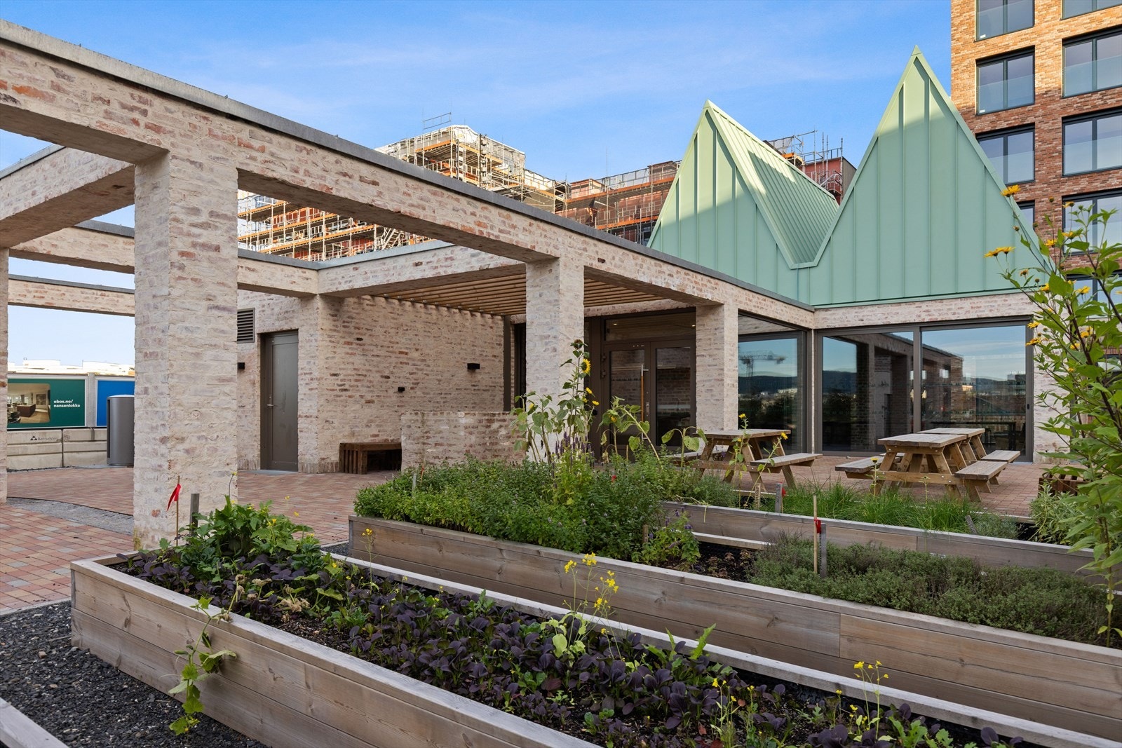 I tillegg til felleshuset har borettslaget et annet, mindre lokalet og to gjestehybler som også kan leies. Her ligger alt til rette for å invitere venner og bekjente fra fjern- og nær på besøk! Galleribilde