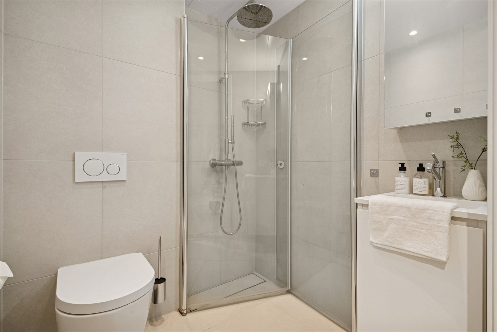 Baderom to har adkomst fra entré. Galleribilde