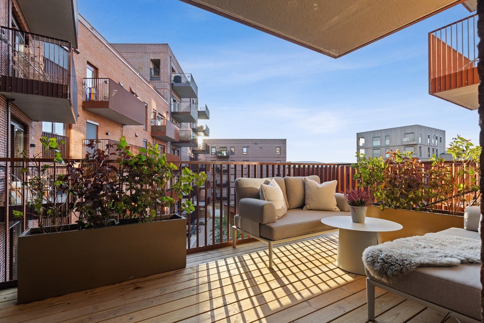 Meget flott balkong med ettermiddag- og kveldssol. Det er utestrøm. Galleribilde