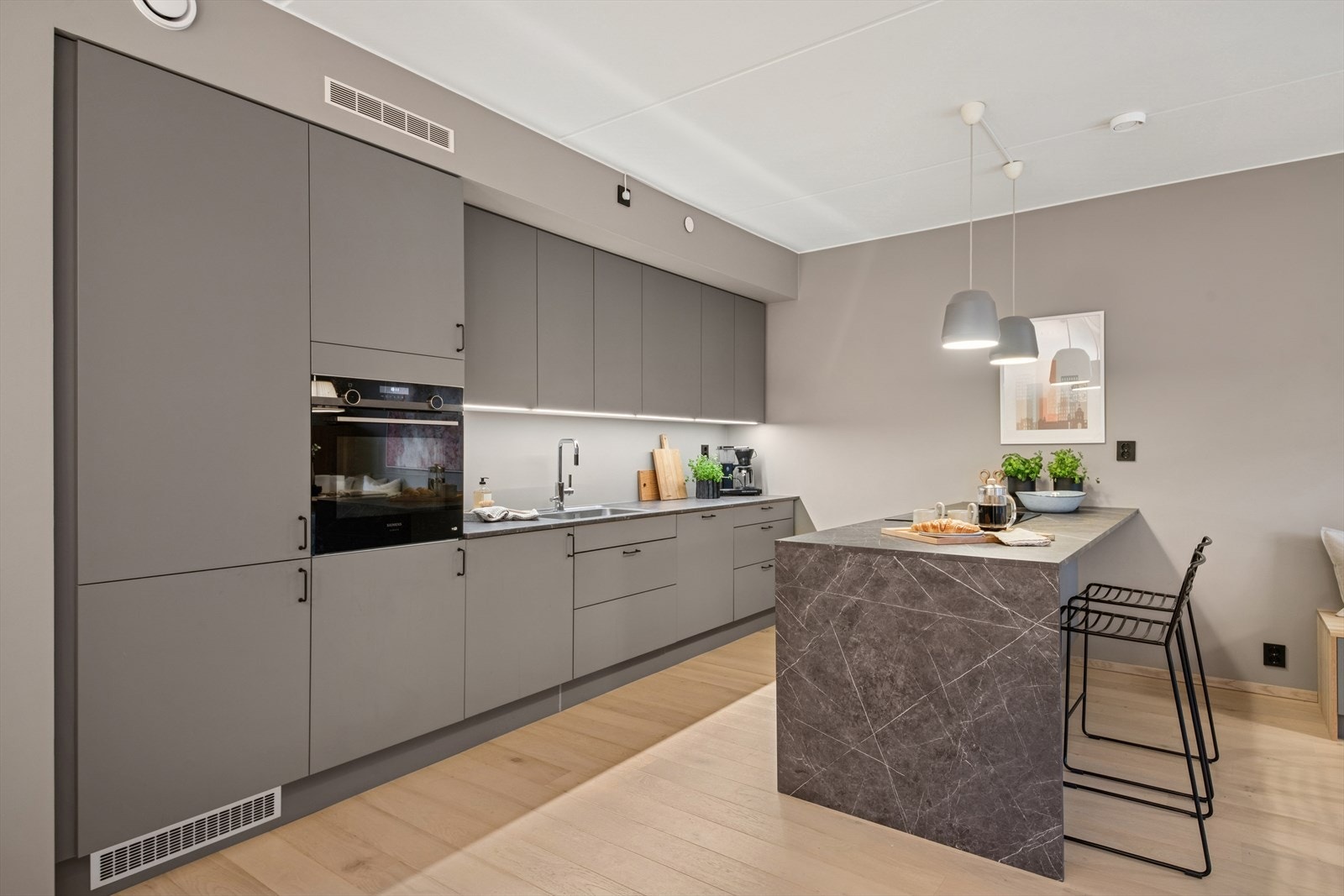 Kjøkkenet er rikelig utstyrt med det du trenger av hvitevarer: Komfyr, kjøl- og fryseskap, oppvaskmaskin og induksjonstopp med integrert vifte. Galleribilde