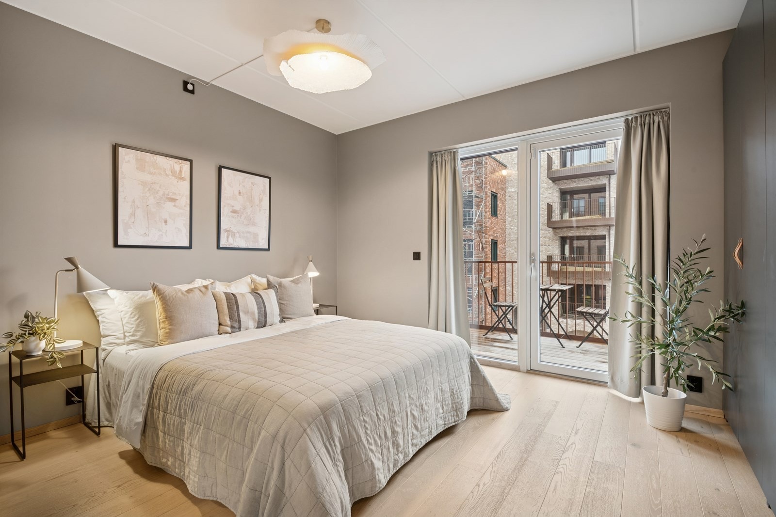 Romslig hovedsoverom med en-suite baderom, garderobeskap og balkong. Galleribilde