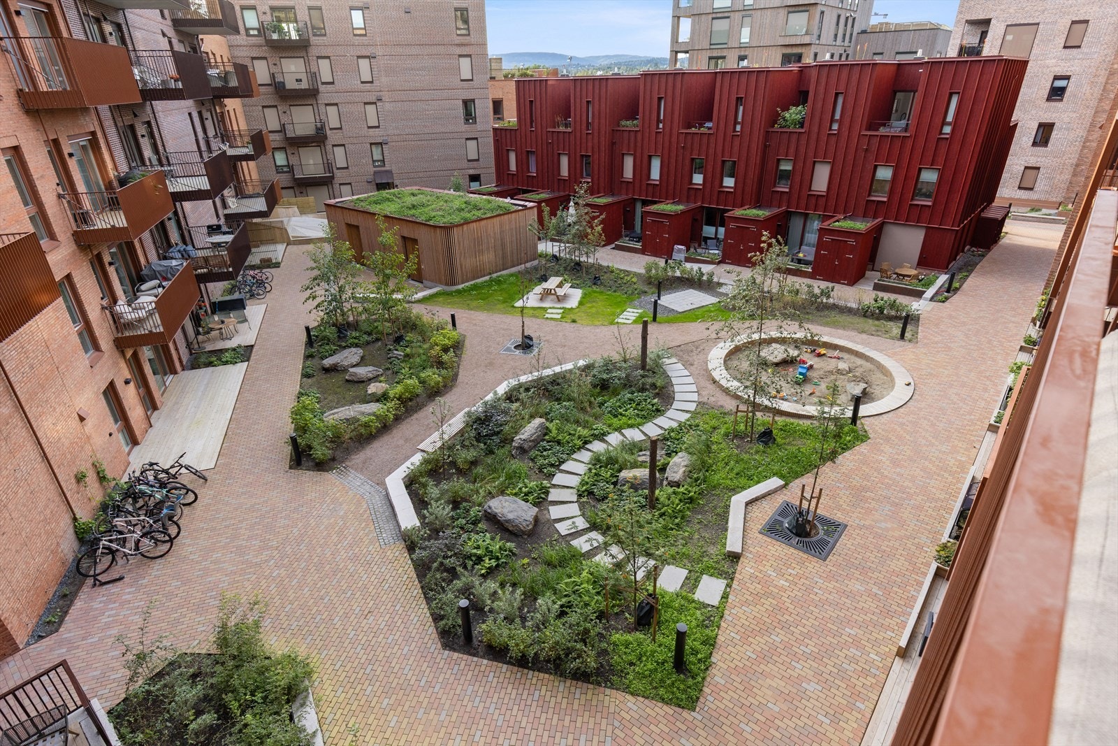 Nansenløkka Kvartal 1 borettslag består av 121 andeler. Bebyggelsen består av et leilighetsbygg med 115 leiligheter, samt ett bygg med 6 rekkehus. Galleribilde