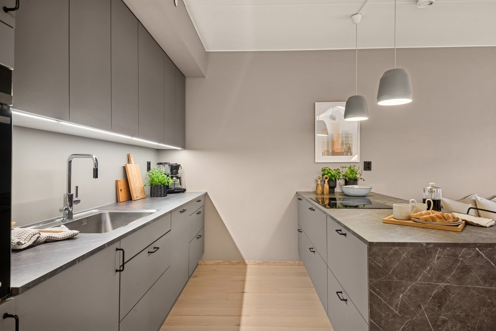 I leiligheten er det satt inn kontakter med USB-C multiportadaper med uttak på soverom og kjøkkenøy. Galleribilde