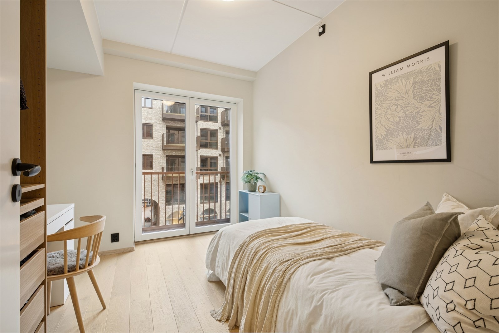 Soverom to. Det er installert utvendig solskjerming med elektriske screens på soverommene. Galleribilde