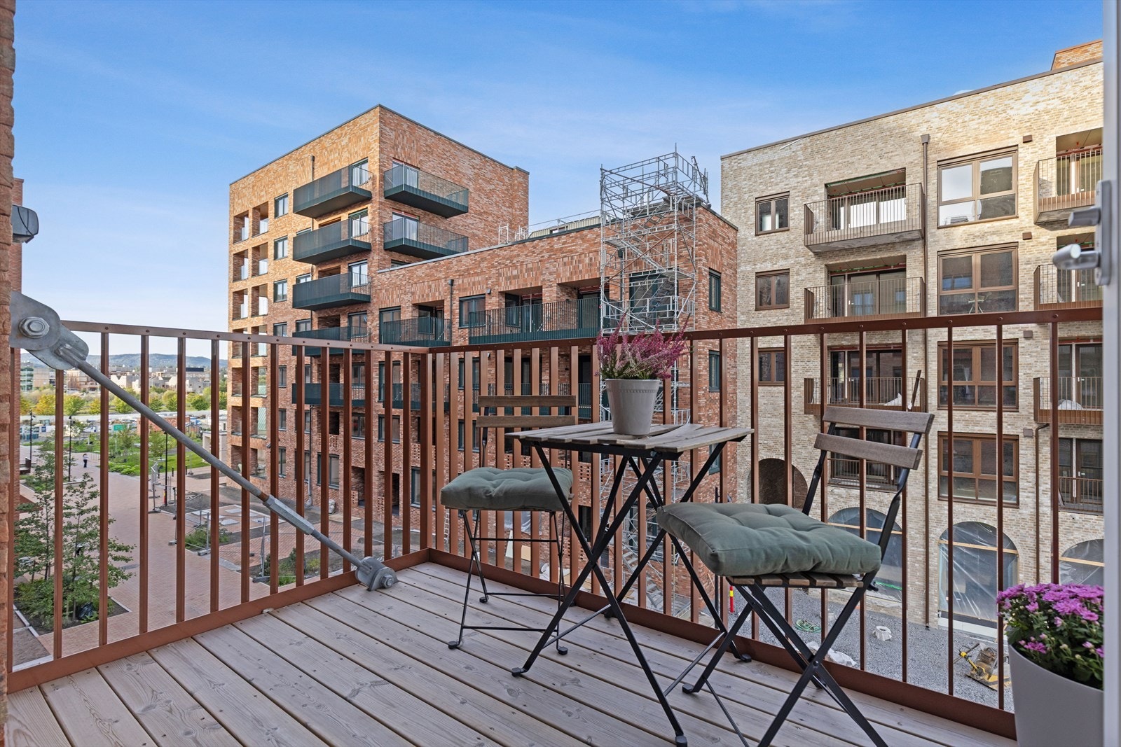 Østvendt balkong på 4,2 kvm med morgen- og formiddagssol. Galleribilde