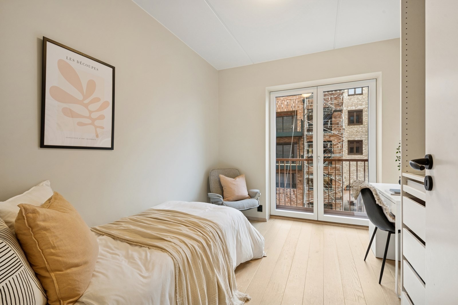 Soverom fire. Det er installert utvendig solskjerming med elektriske screens på soverommene. Galleribilde