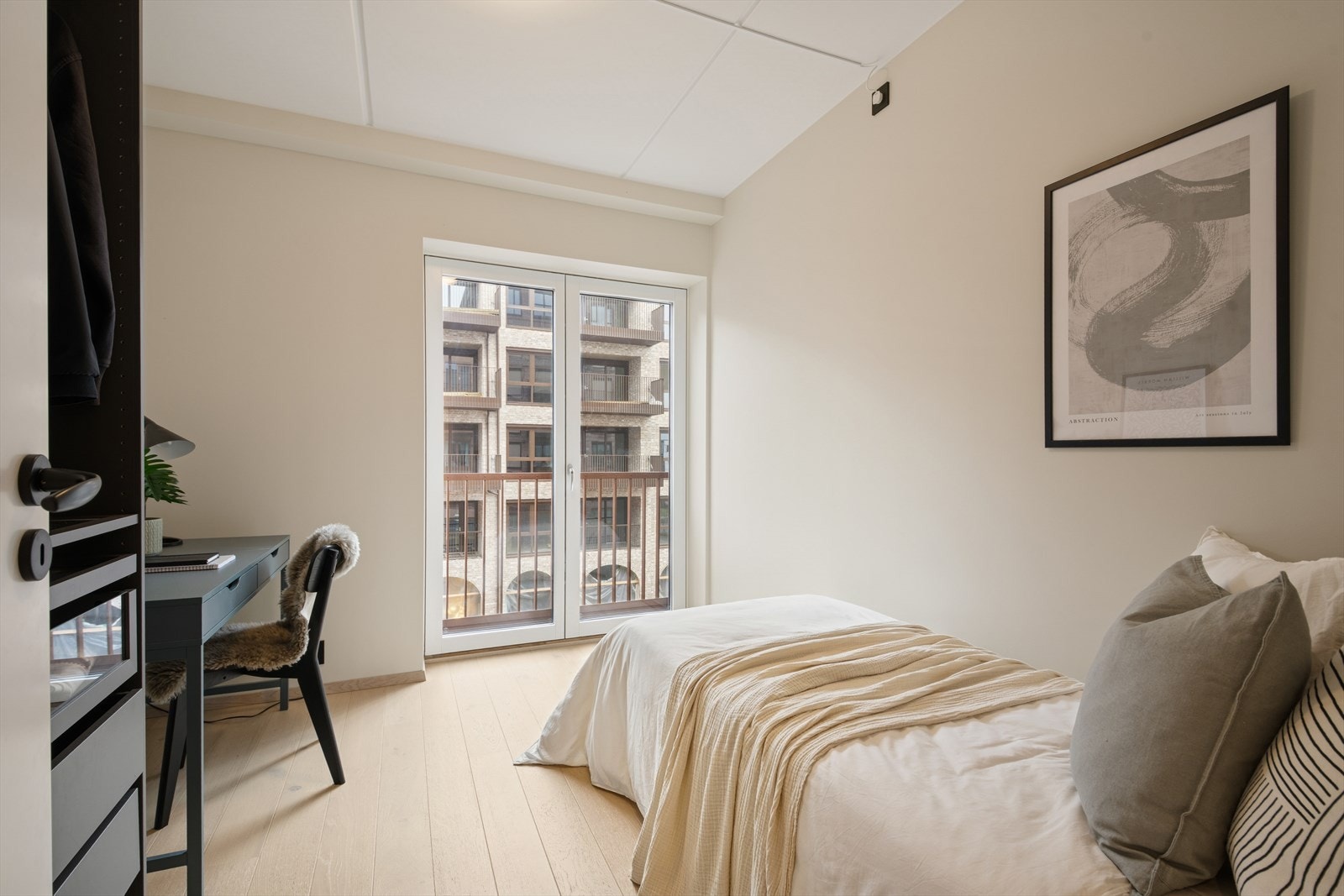 Soverom tre. Det er installert utvendig solskjerming med elektriske screens på soverommene. Galleribilde