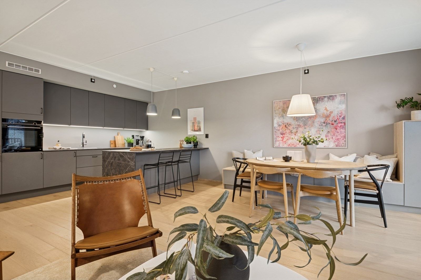 Kjøkken i åpen løsning, med kjøkkenøy og godt med benke- og skapplass. Galleribilde