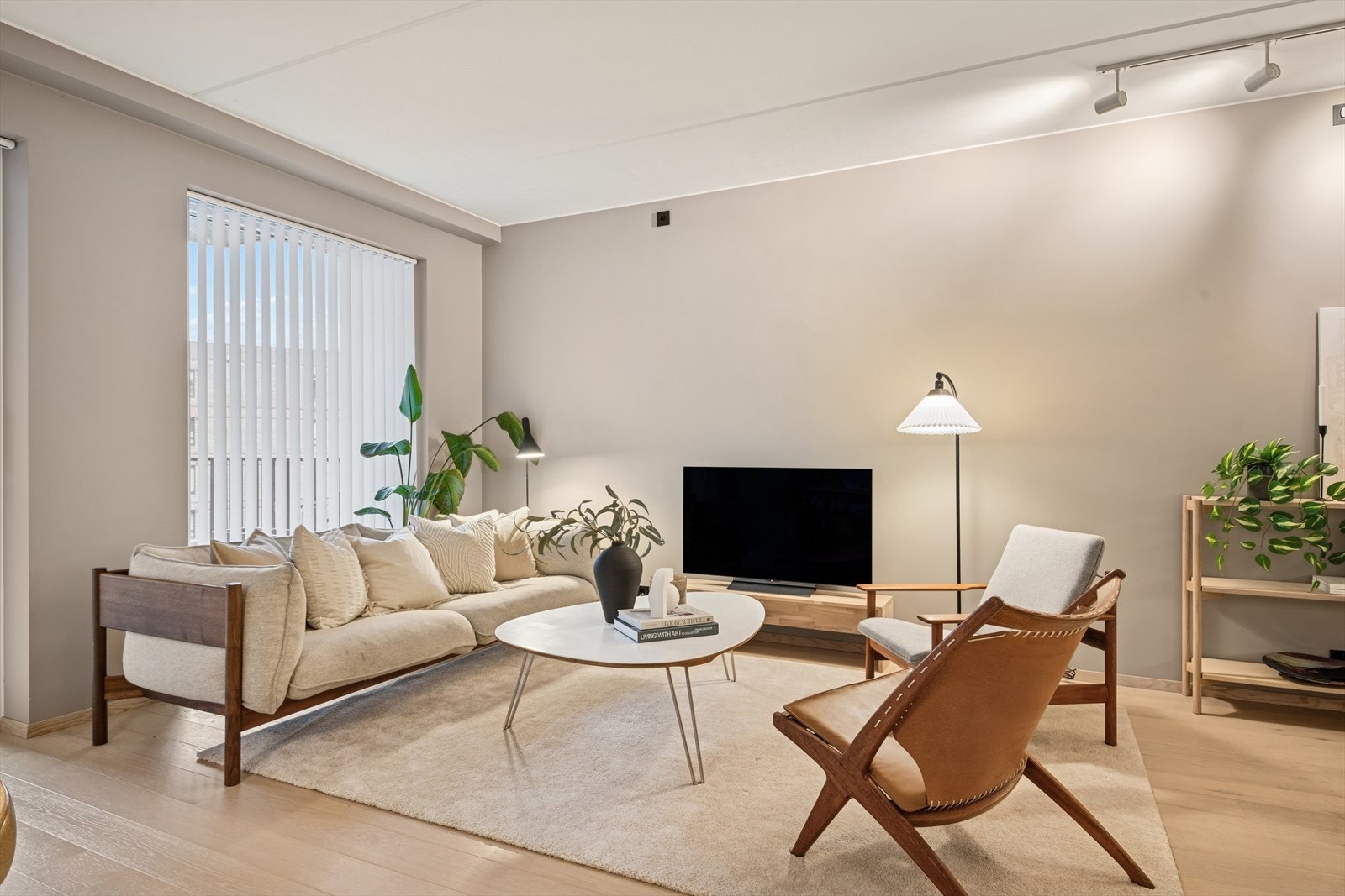 Store vinduer som sliper inn rikelig med naturlig lys. Galleribilde