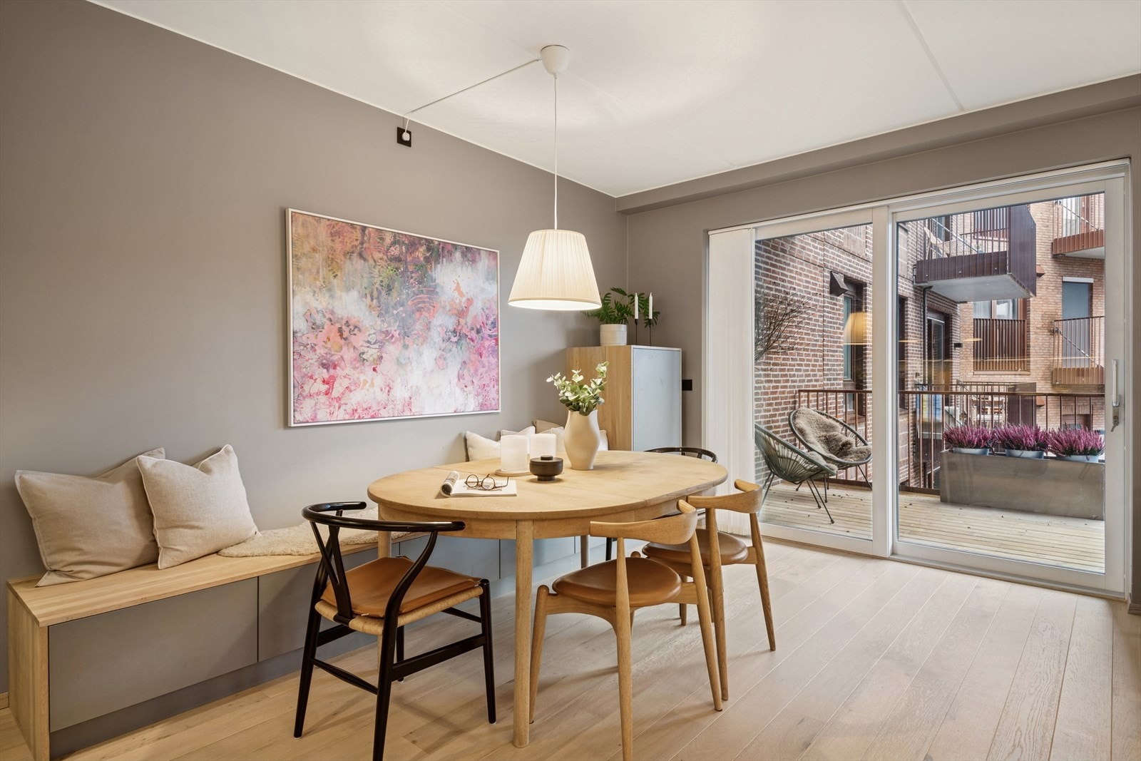 Fra stuen har du utgang til vestvendt balkong. Galleribilde