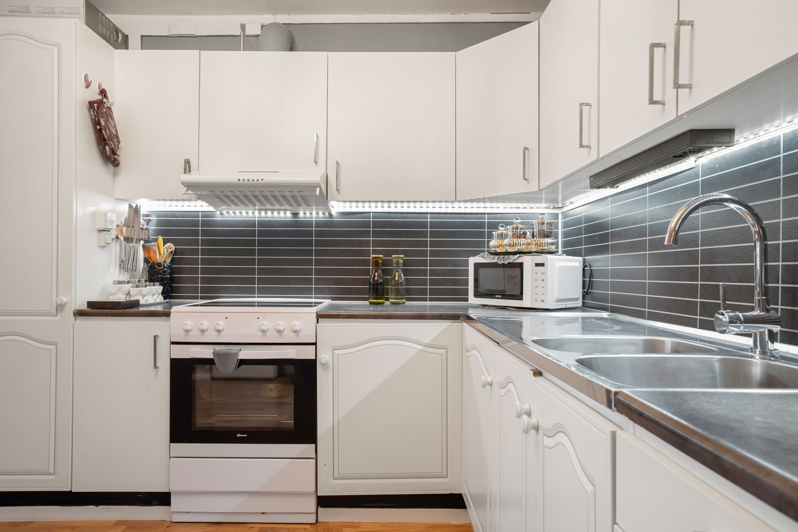 Hvitevarene kan medfølge etter nærmere avtale og består av komfyr, oppvaskmaskin og side-by-skap skap kjøl/frys Galleribilde