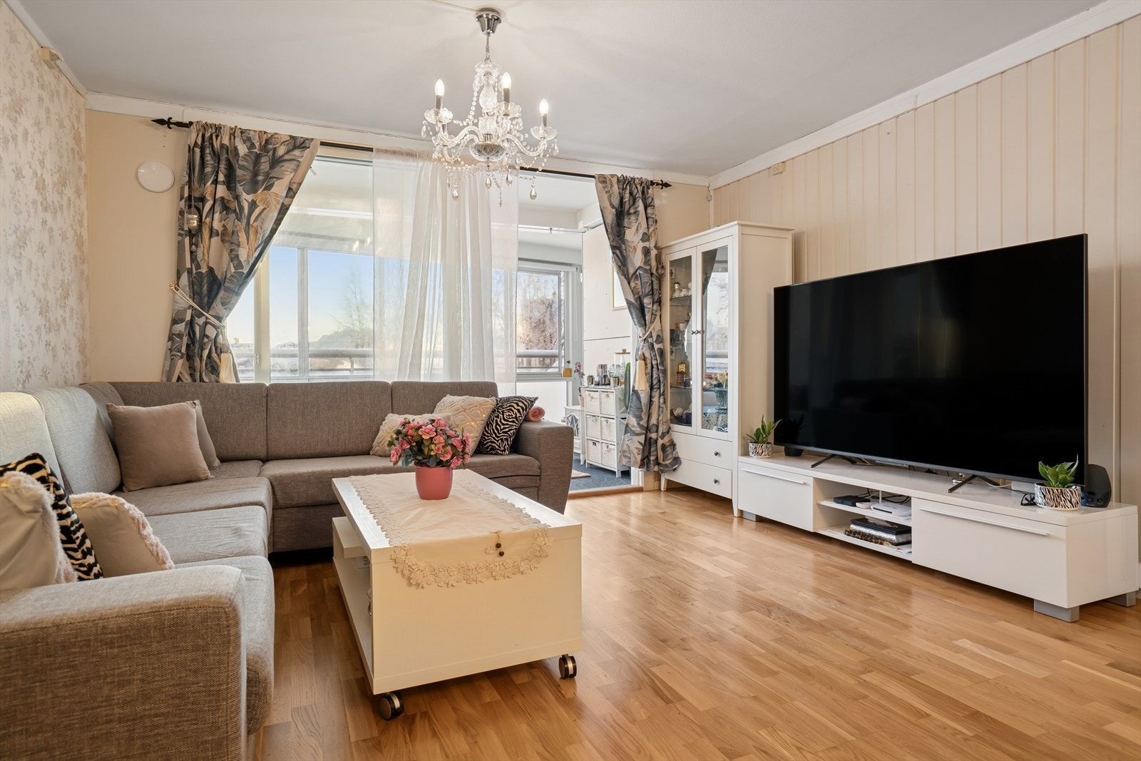 Stuen gir god plass til hjørnesofa med tilhørende salongbord og TV-benk Galleribilde