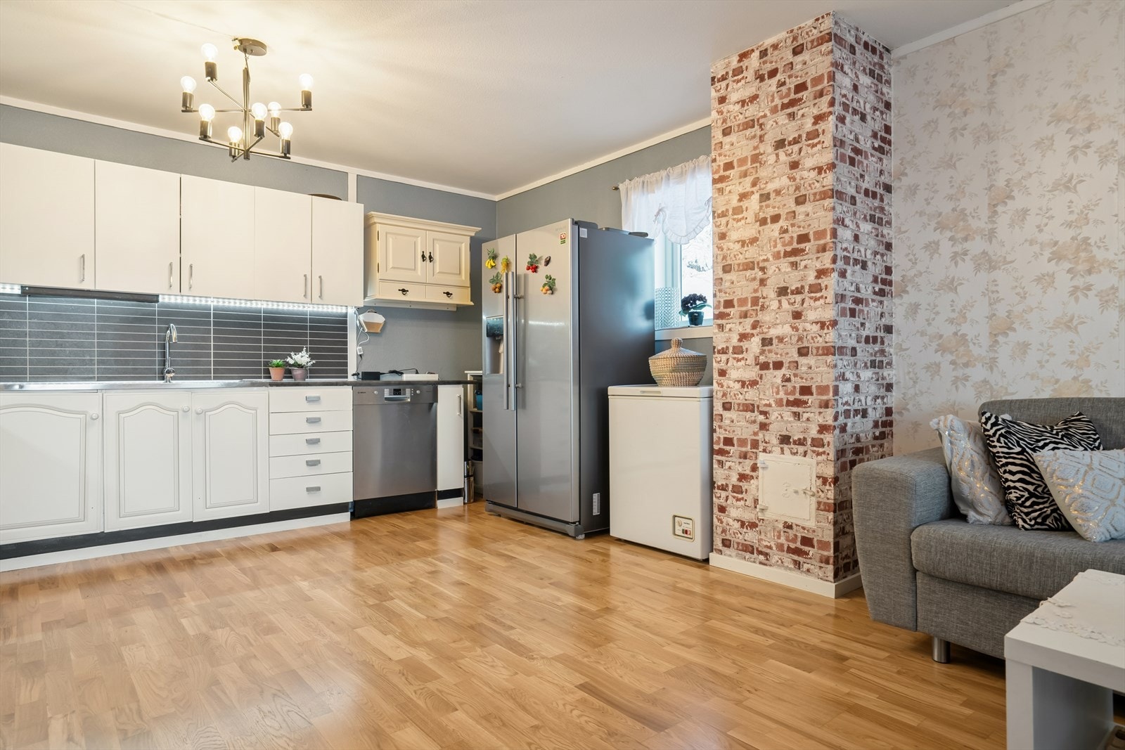 Det er pipe i stuen, men ikke etablert ildsted - Interessenter som ønsker å etablere ildsted oppfordres til å sjekke muligheter for dette med styret i borettslaget Galleribilde