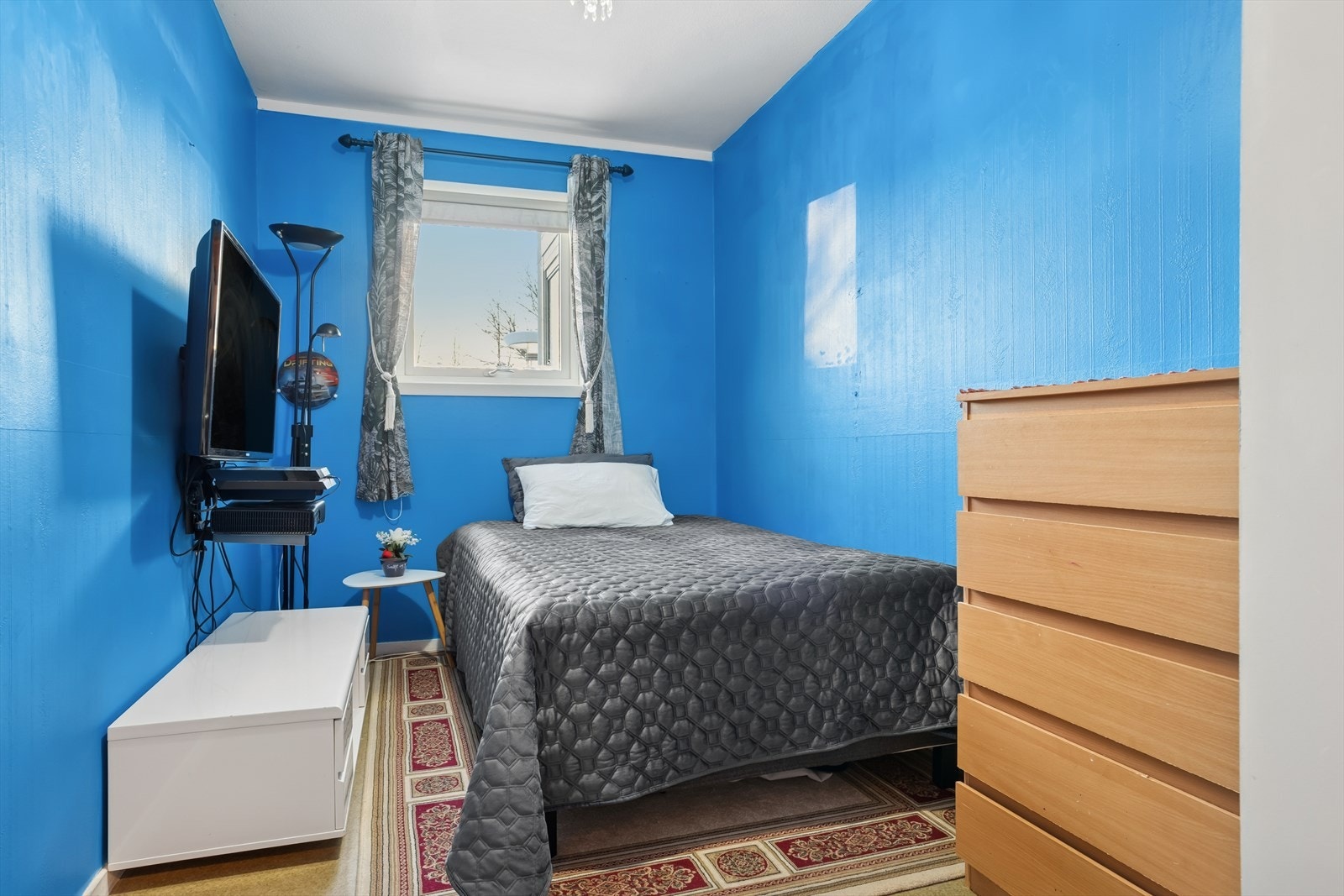 Soverom II - Det andre soverommet er malt i en spenstig bråfarge og er ypperlig som enten barnerom eller gjesterom Galleribilde