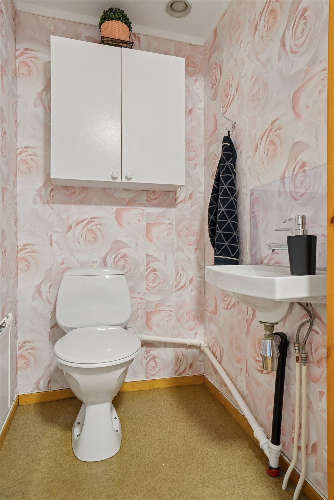 Det er separat toalettrom med gulvstående toalett og vegghengt servant Galleribilde